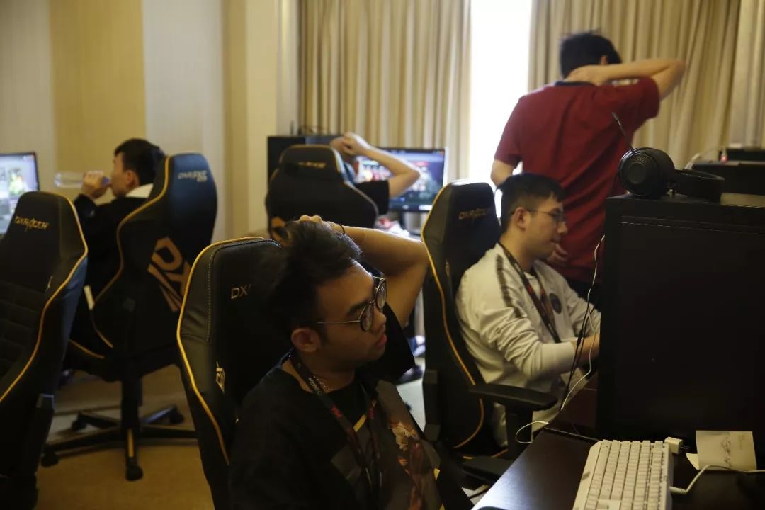 16：00 LCK决赛！Faker向着第十冠冲刺！管泽元预测反向毒奶？