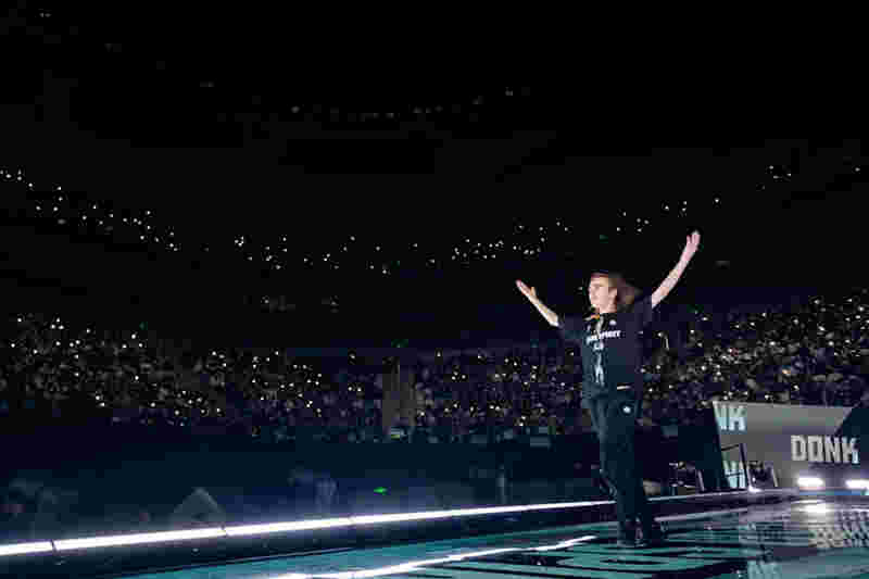 在今日对战RNG的第一局比赛中，在大龙团战敌方先手发难寒冰射出大招击中Beichuan